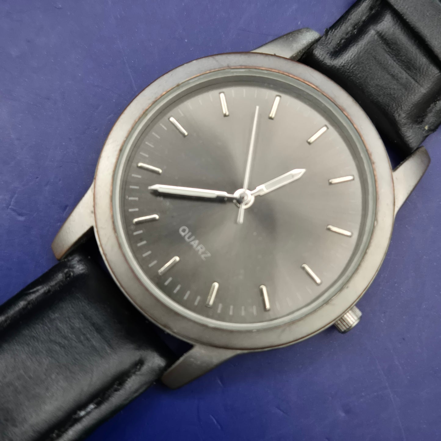 Schlichte Herren Uhr in Anthrazit – Zeitloses Design mit Lederarmband
