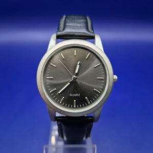 Schlichte Herren Uhr in Anthrazit – Zeitloses Design mit Lederarmband