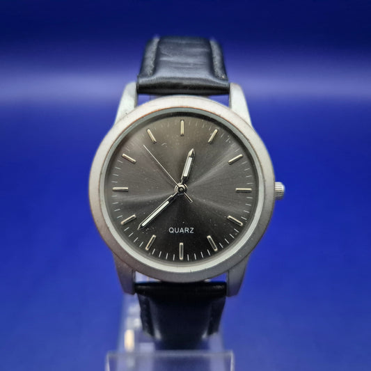 Schlichte Herren Uhr in Anthrazit – Zeitloses Design mit Lederarmband