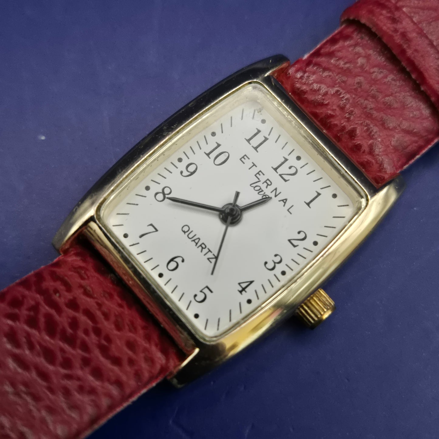 Elegante Eternal Love Damen Uhr – Klassisches Design in Gold & Rot