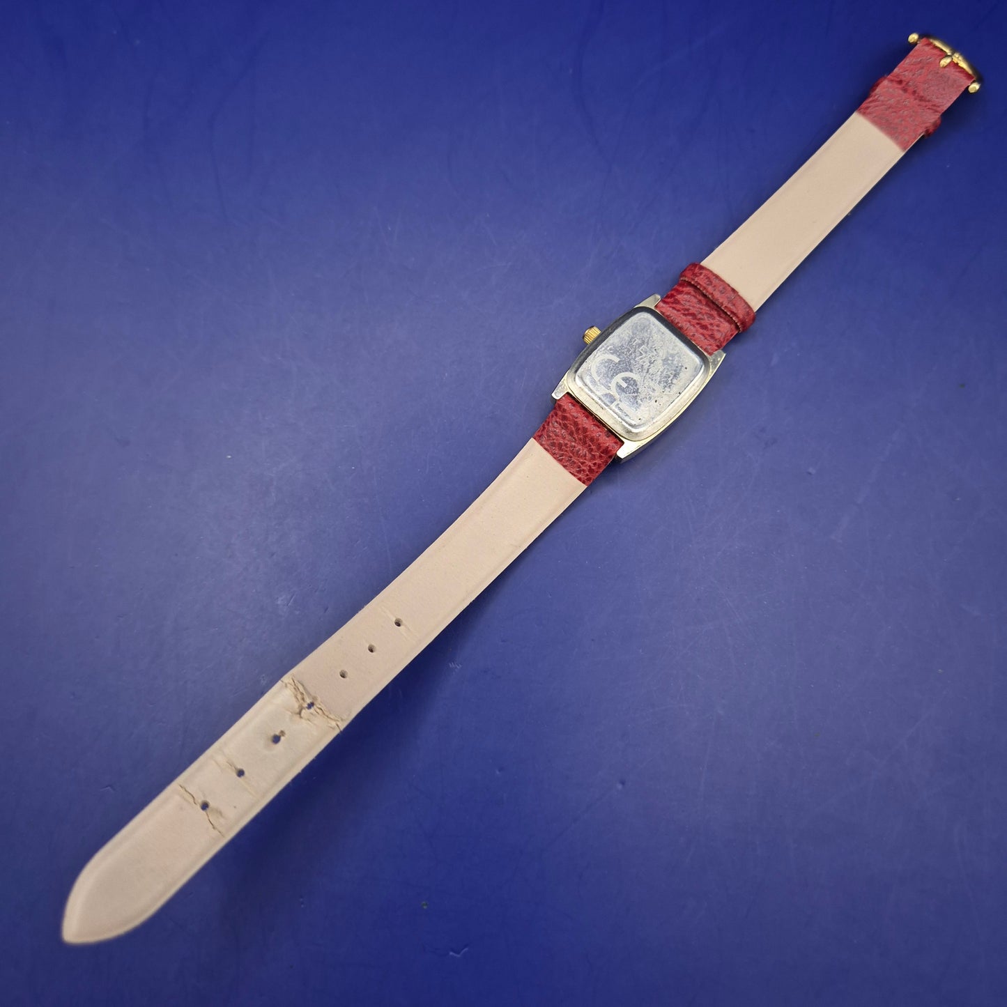 Elegante Eternal Love Damen Uhr – Klassisches Design in Gold & Rot