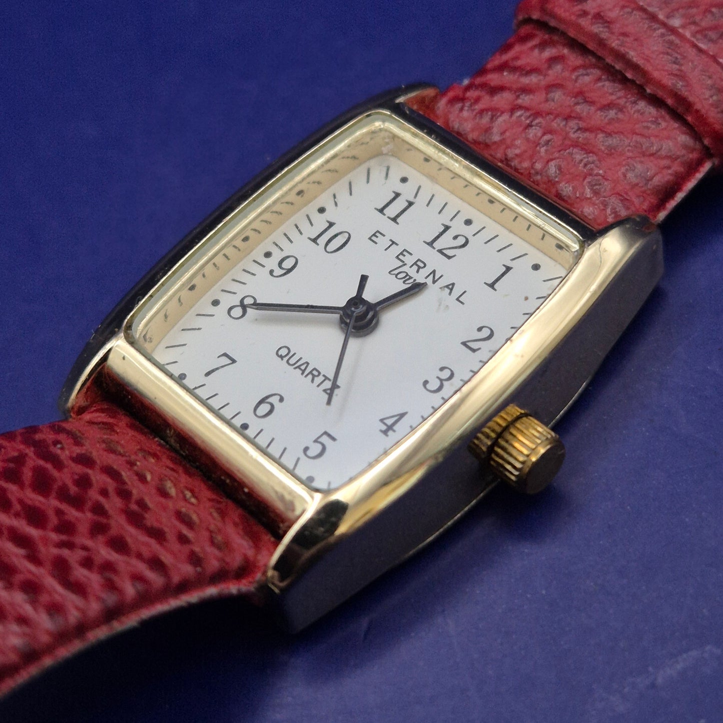 Elegante Eternal Love Damen Uhr – Klassisches Design in Gold & Rot