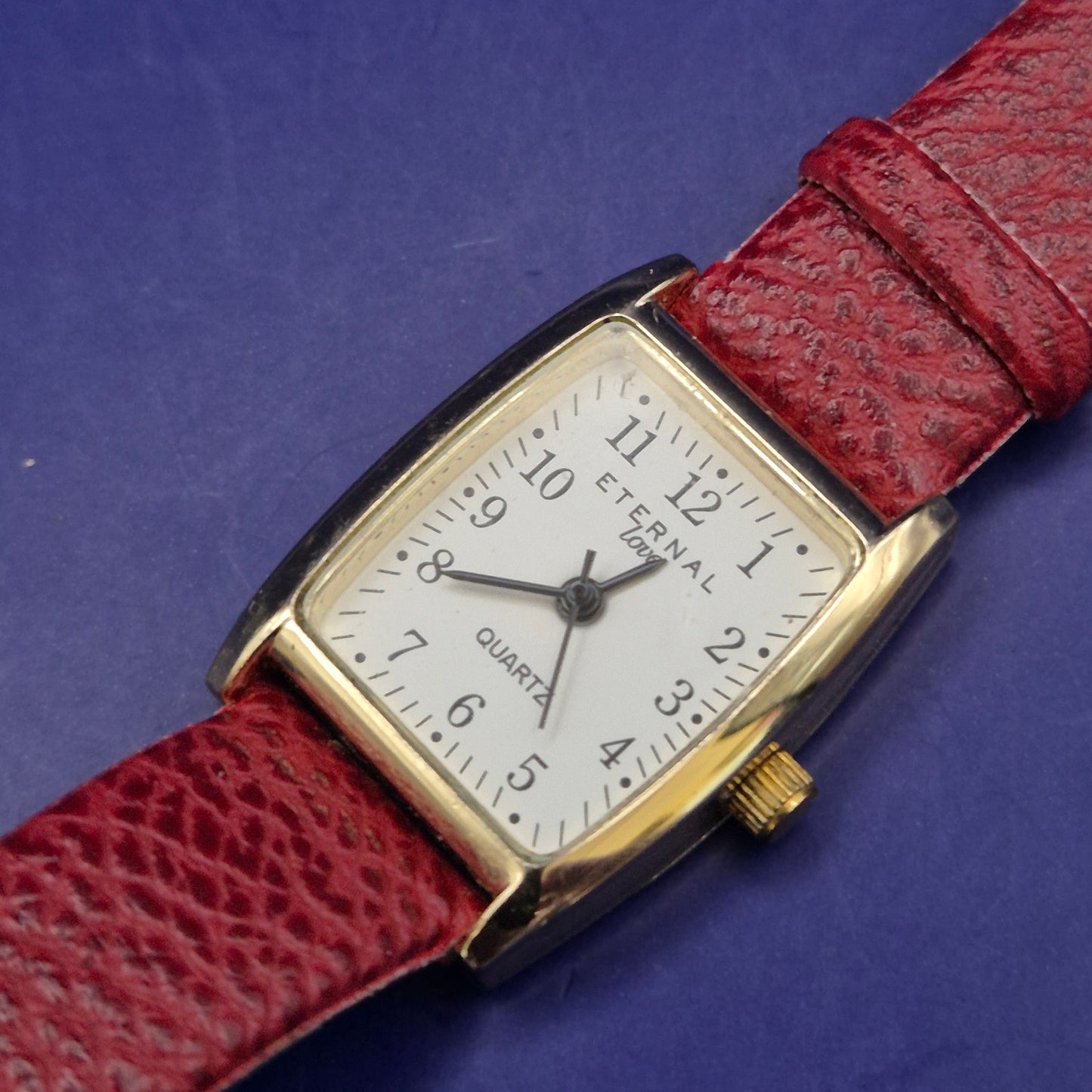 Elegante Eternal Love Damen Uhr – Klassisches Design in Gold & Rot