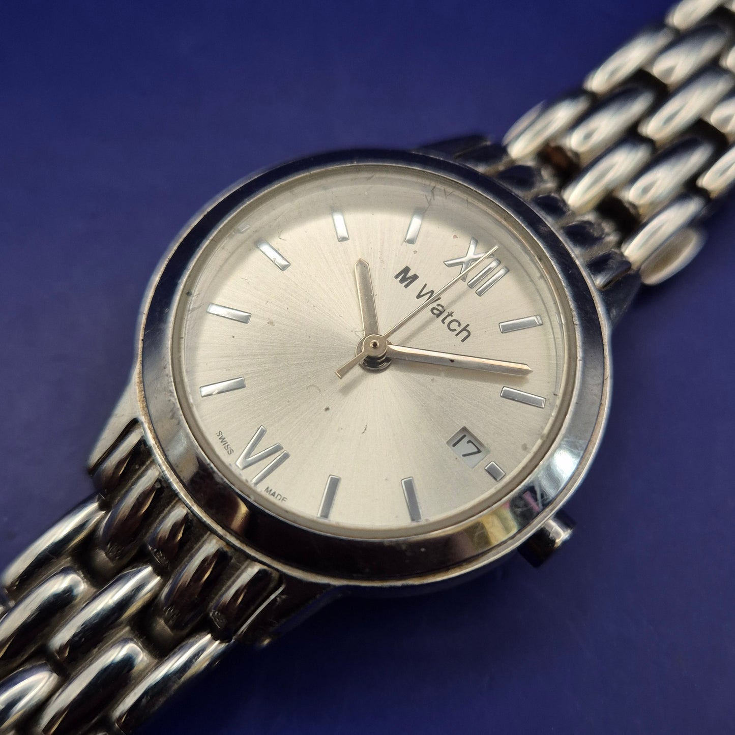 Titel Klassische M-Watch Mondaine Damen Uhr – Swiss Made Eleganz in Silber