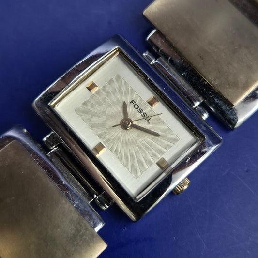 Schicke Fossil Damen Uhr – Stilvolles Gliederketten-Design