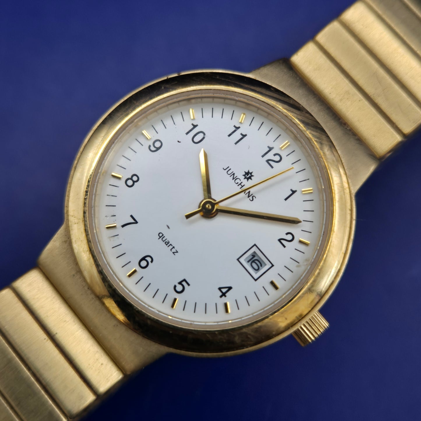 Klassische Junghans Damen Uhr – Goldfarbenes Design mit Stretcharmband