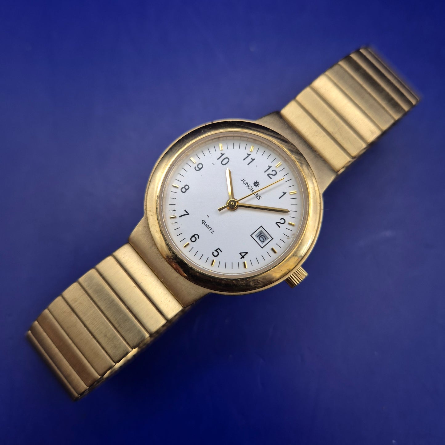 Klassische Junghans Damen Uhr – Goldfarbenes Design mit Stretcharmband