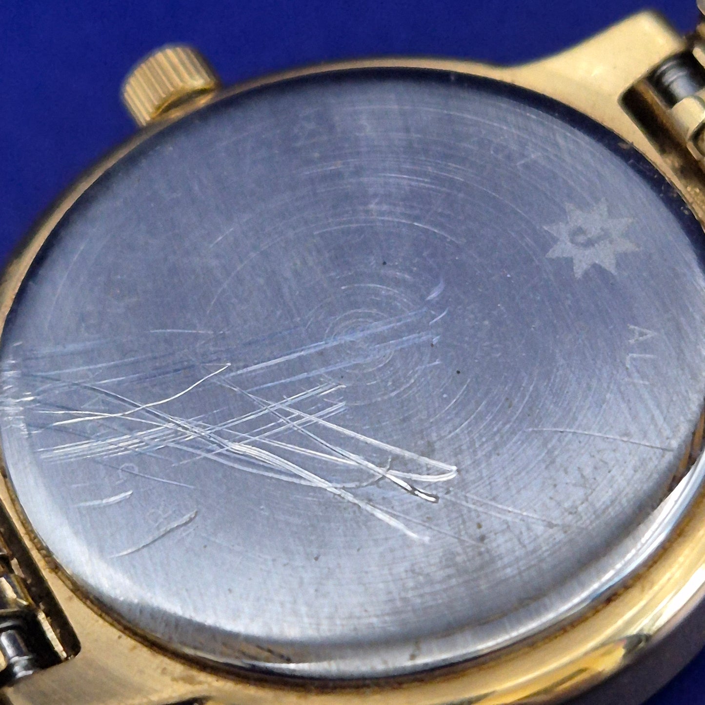 Klassische Junghans Damen Uhr – Goldfarbenes Design mit Stretcharmband
