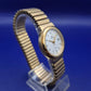 Klassische Junghans Damen Uhr – Goldfarbenes Design mit Stretcharmband