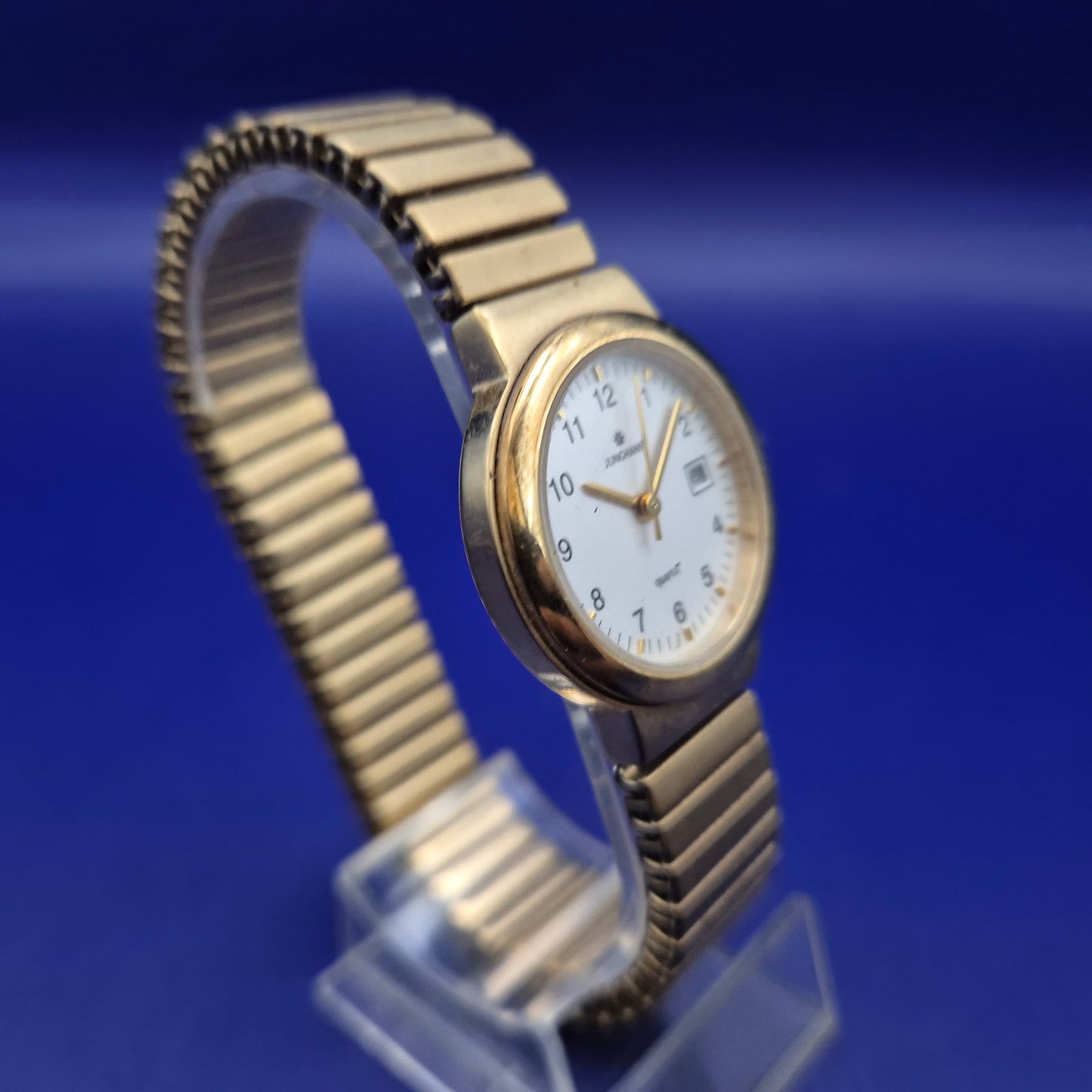 Klassische Junghans Damen Uhr – Goldfarbenes Design mit Stretcharmband