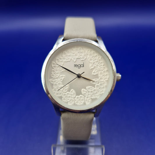 Stilvolle Regal Damen Uhr mit Blumen-Zifferblatt – Verspielte Eleganz