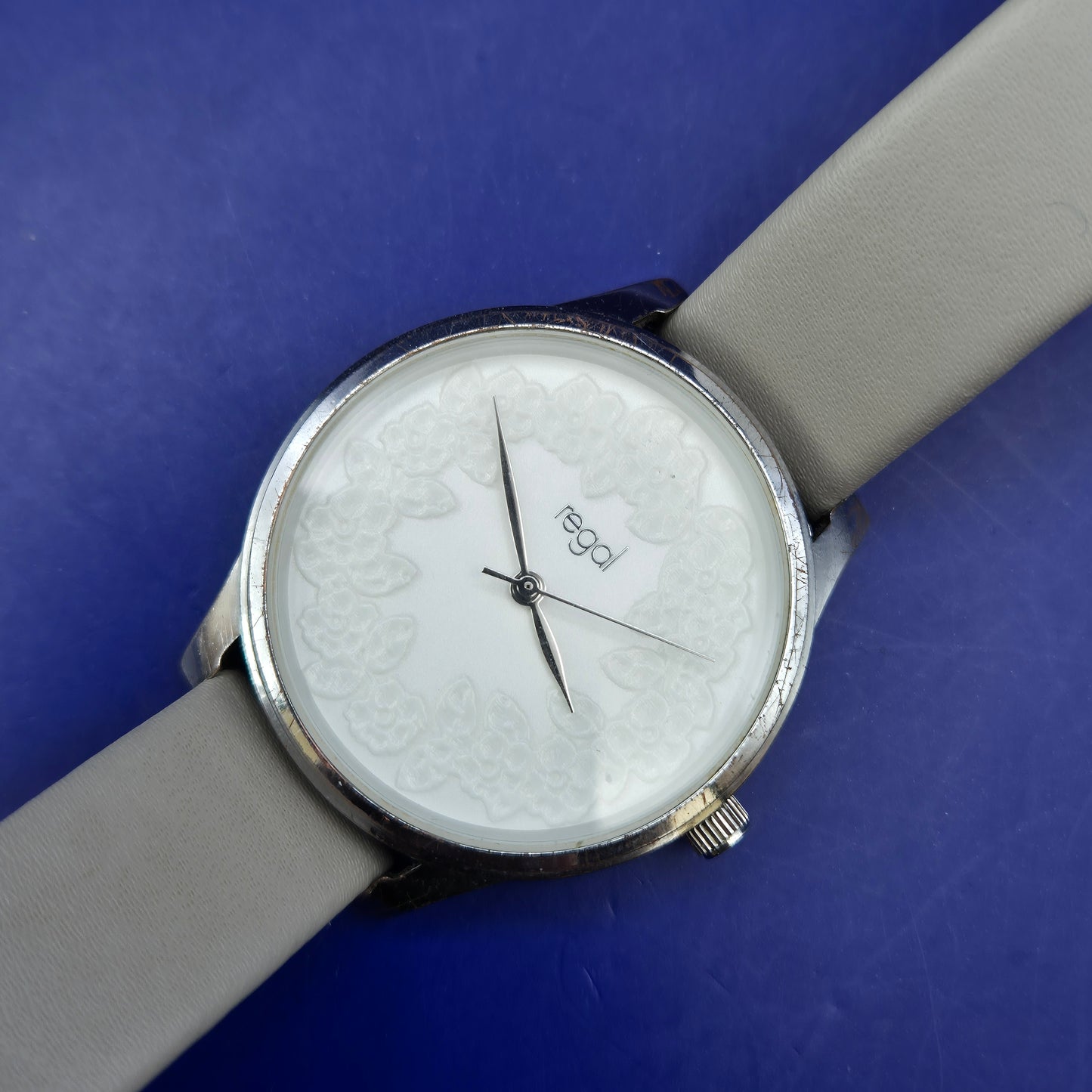 Stilvolle Regal Damen Uhr mit Blumen-Zifferblatt – Verspielte Eleganz