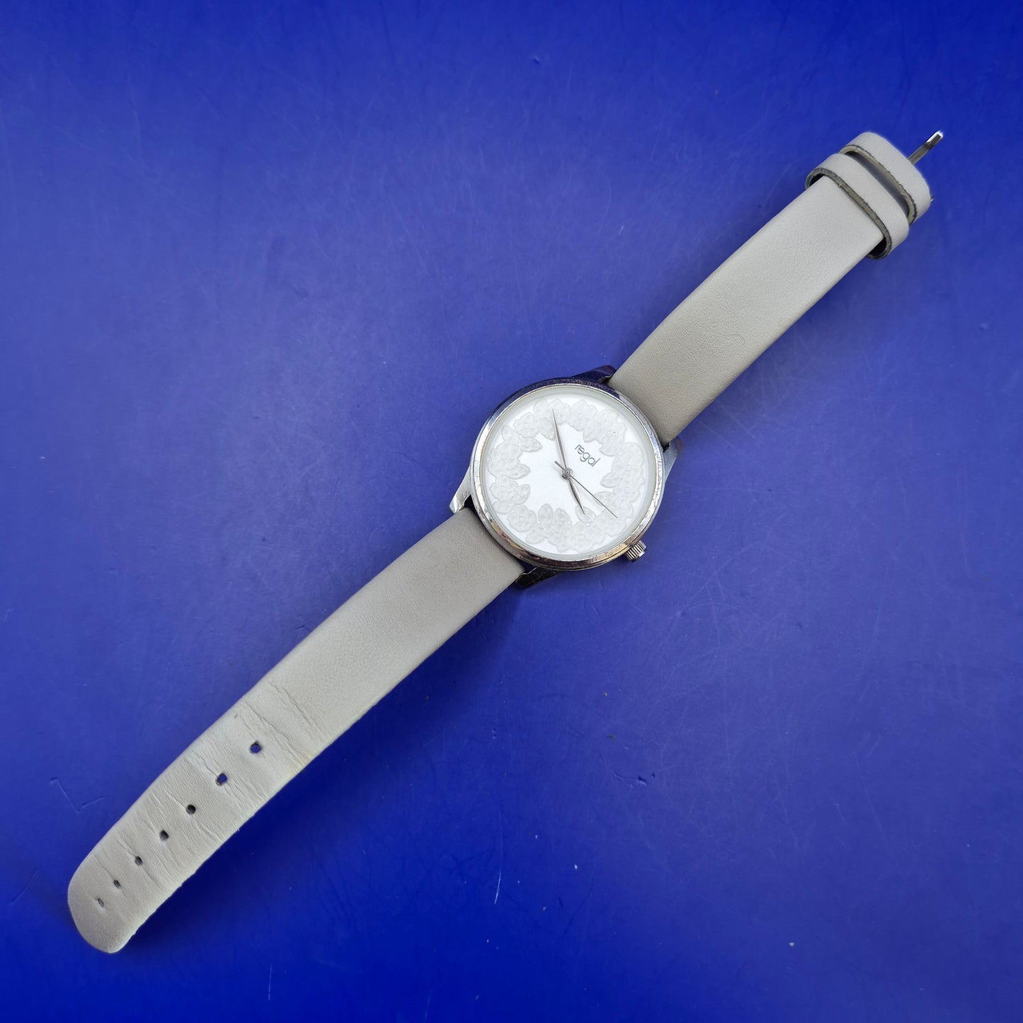 Stilvolle Regal Damen Uhr mit Blumen-Zifferblatt – Verspielte Eleganz
