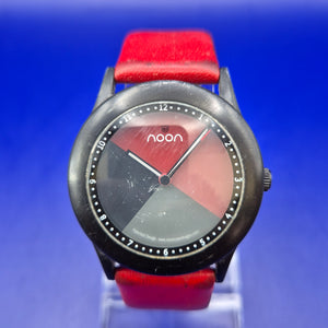 Moderne Noon Copenhagen Unisex Uhr – Markantes Design in Rot & Schwarz