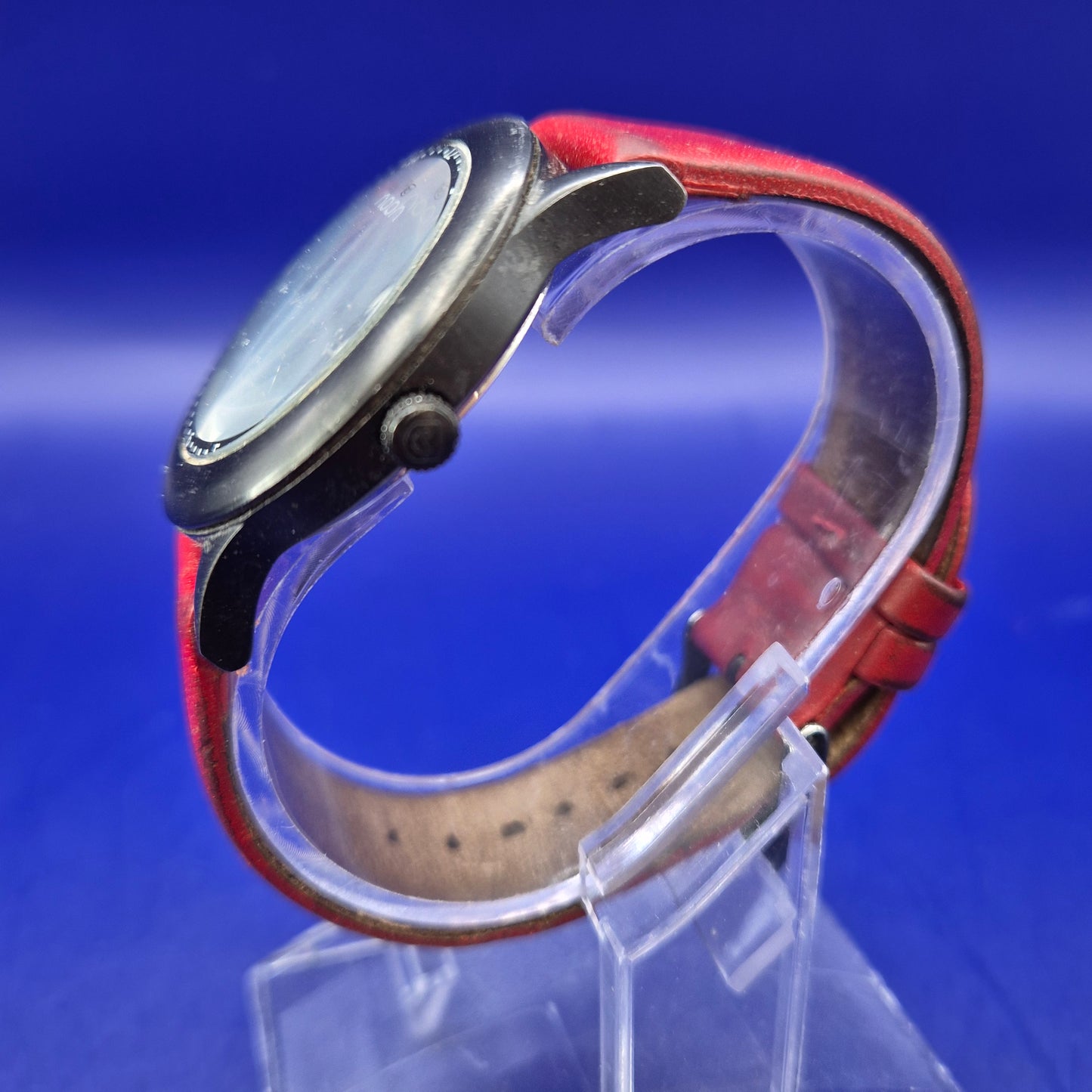 Moderne Noon Copenhagen Unisex Uhr – Markantes Design in Rot & Schwarz