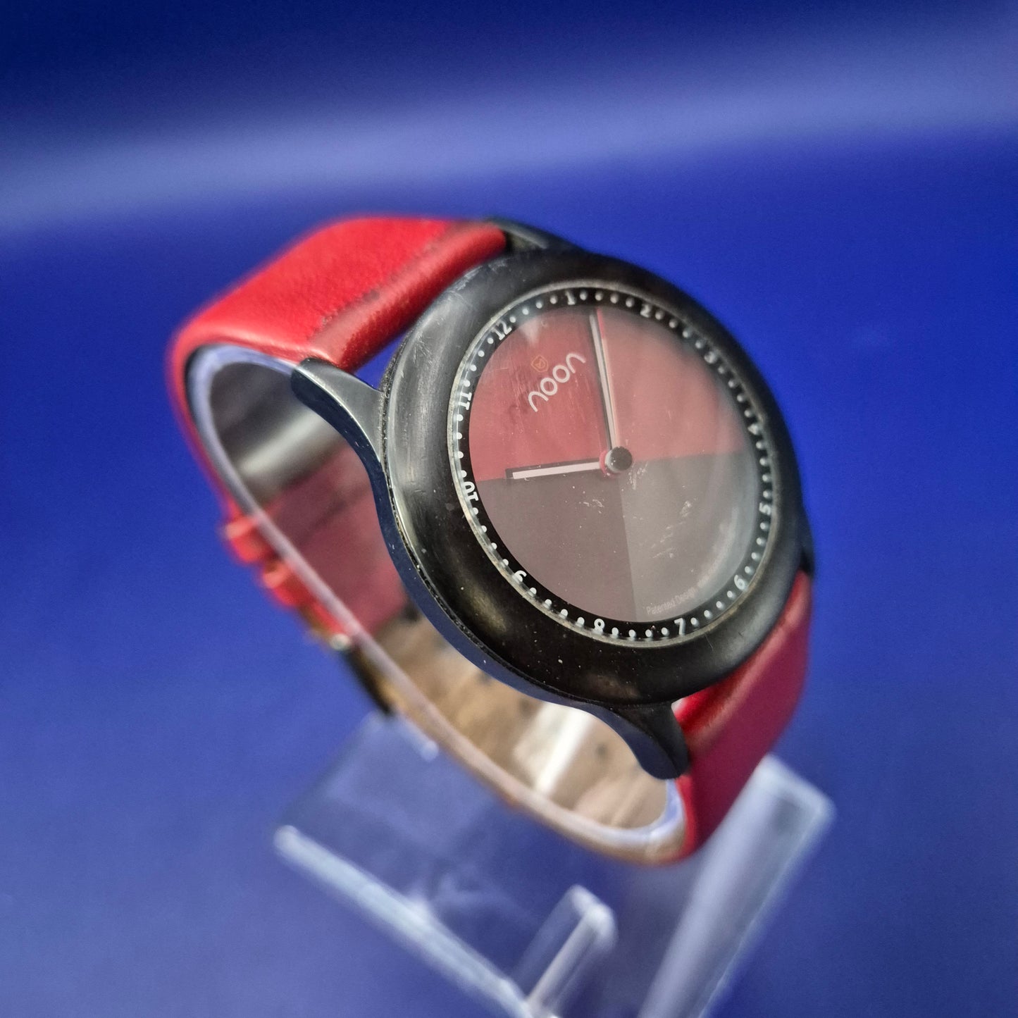 Moderne Noon Copenhagen Unisex Uhr – Markantes Design in Rot & Schwarz