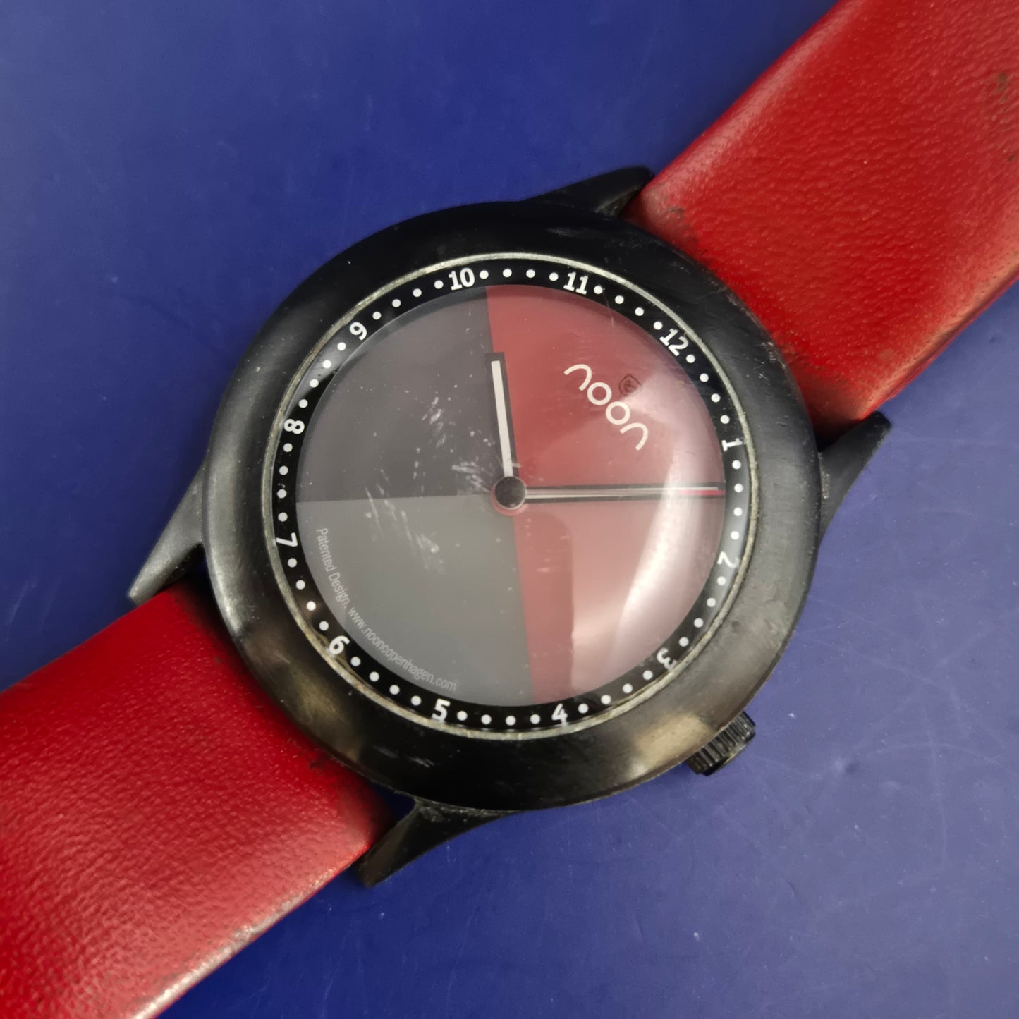 Moderne Noon Copenhagen Unisex Uhr – Markantes Design in Rot & Schwarz