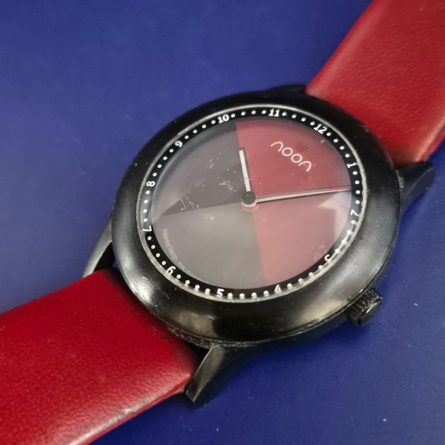 Moderne Noon Copenhagen Unisex Uhr – Markantes Design in Rot & Schwarz