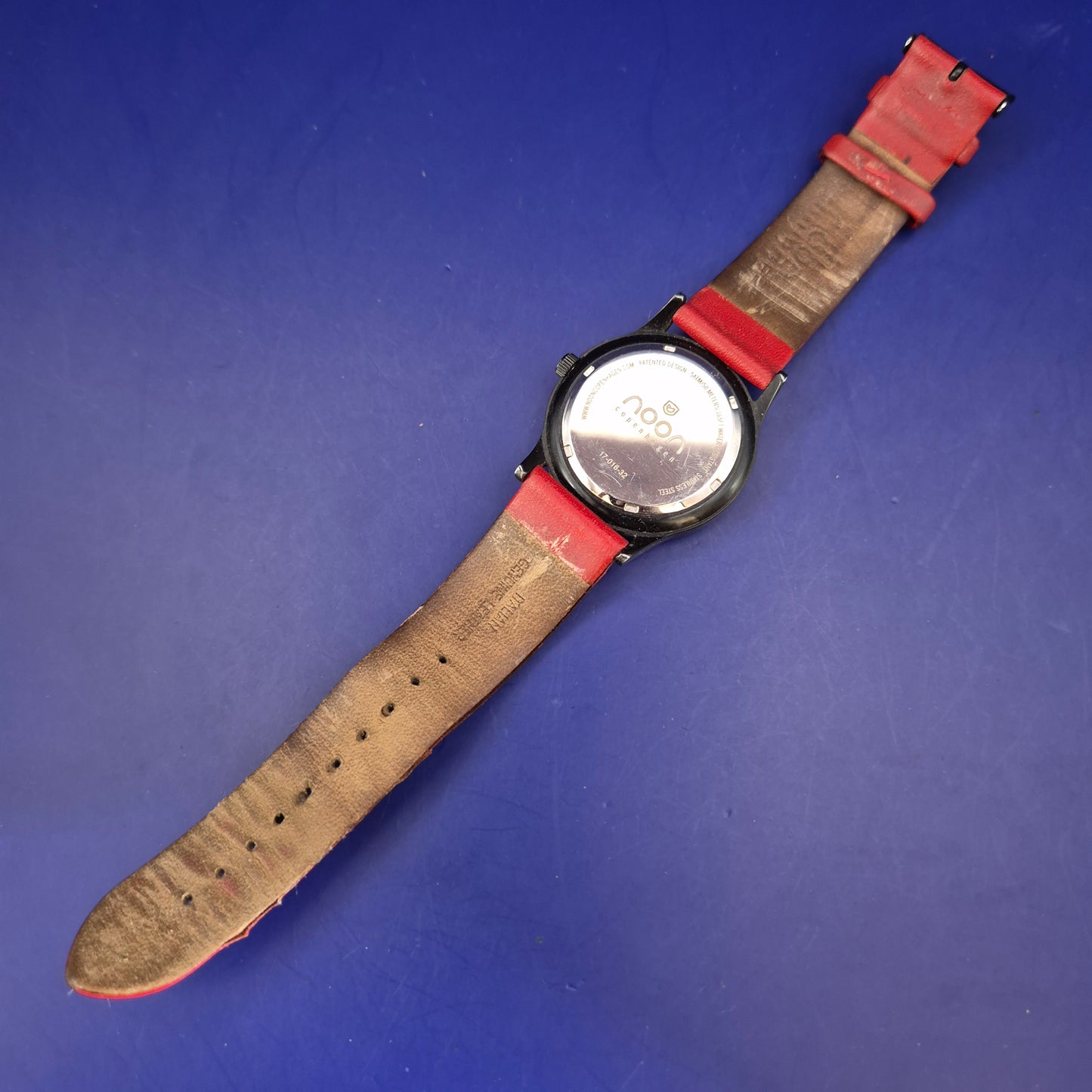 Moderne Noon Copenhagen Unisex Uhr – Markantes Design in Rot & Schwarz