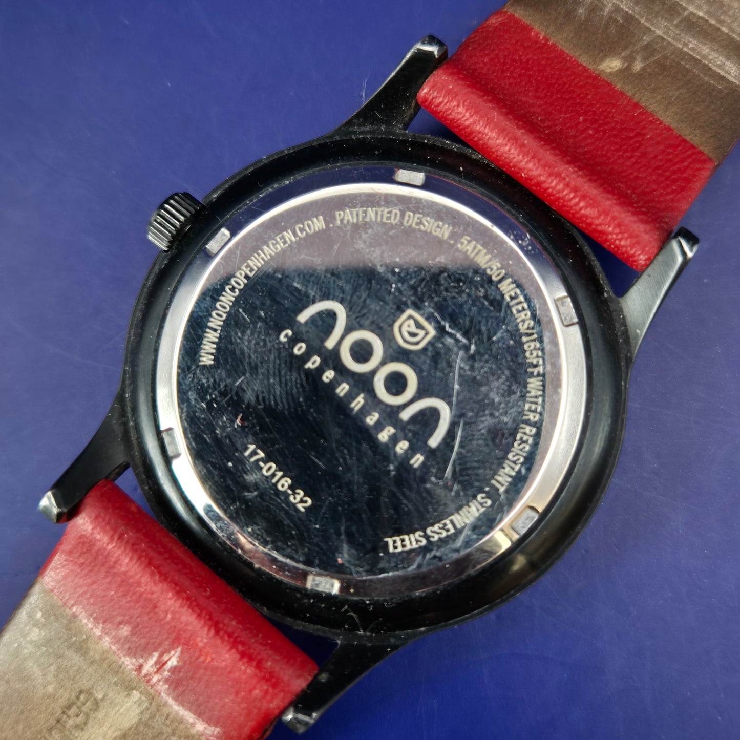 Moderne Noon Copenhagen Unisex Uhr – Markantes Design in Rot & Schwarz