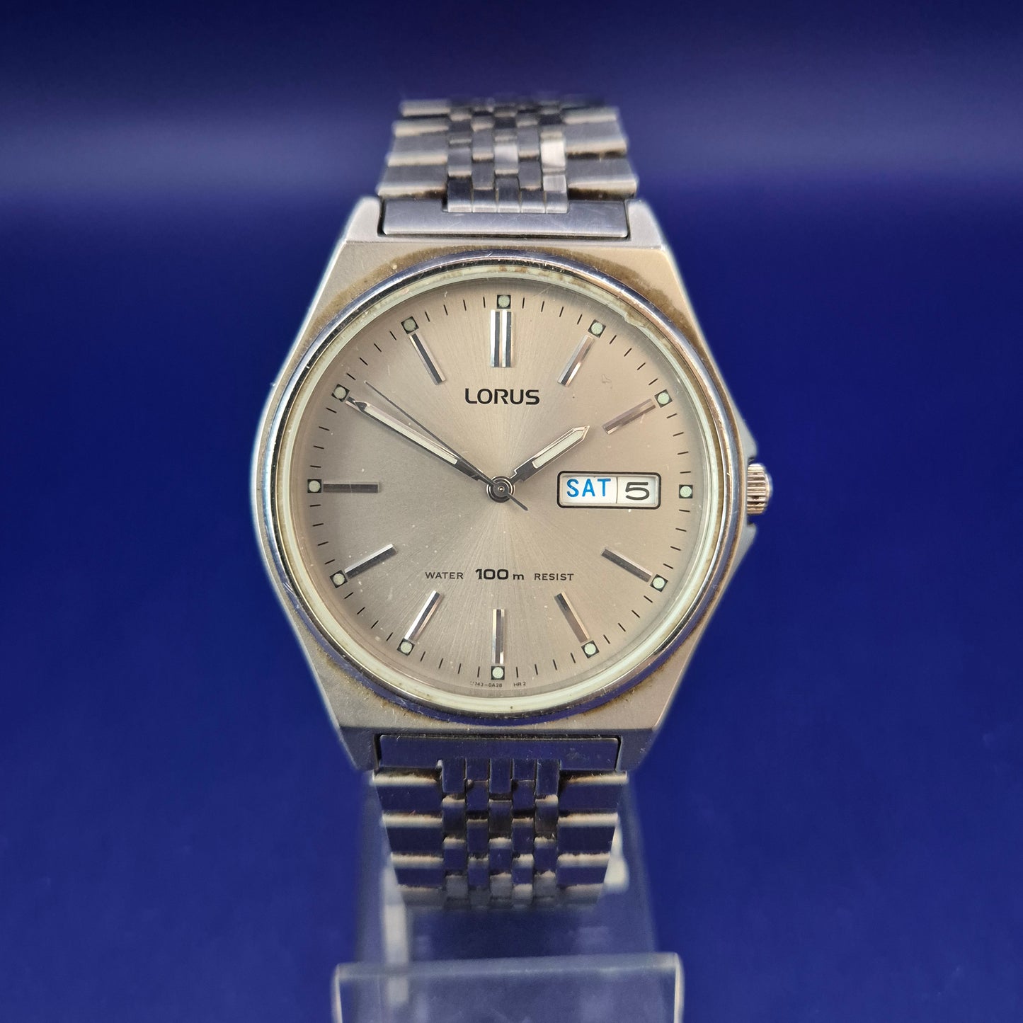 Klassische Lorus Herren Uhr – Silbernes Design mit Tag/Datum Anzeige