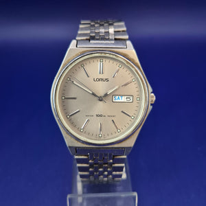 Klassische Lorus Herren Uhr – Silbernes Design mit Tag/Datum Anzeige
