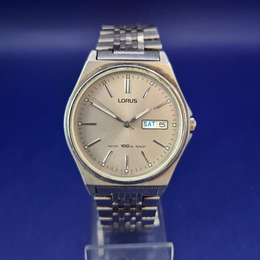 Klassische Lorus Herren Uhr – Silbernes Design mit Tag/Datum Anzeige