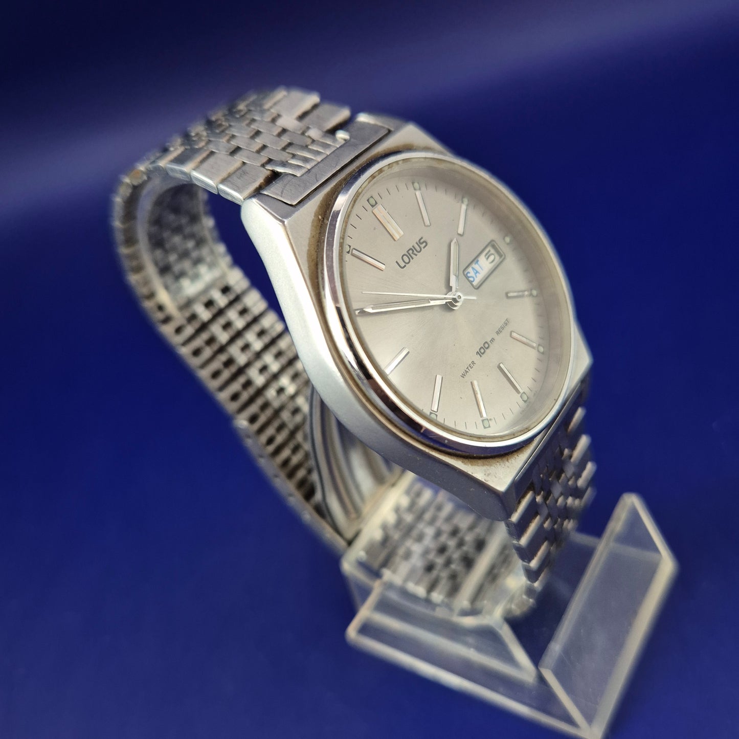 Klassische Lorus Herren Uhr – Silbernes Design mit Tag/Datum Anzeige