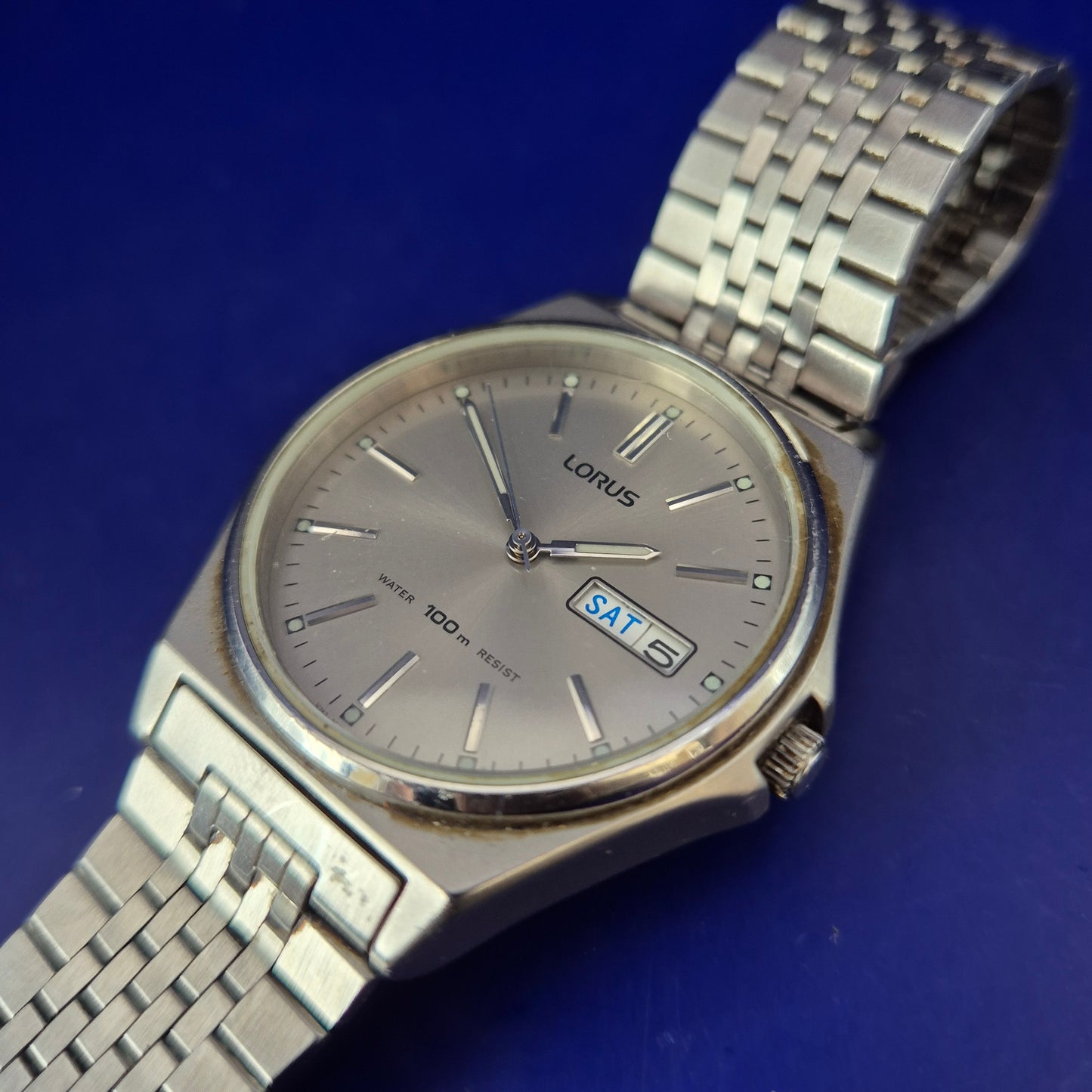 Klassische Lorus Herren Uhr – Silbernes Design mit Tag/Datum Anzeige