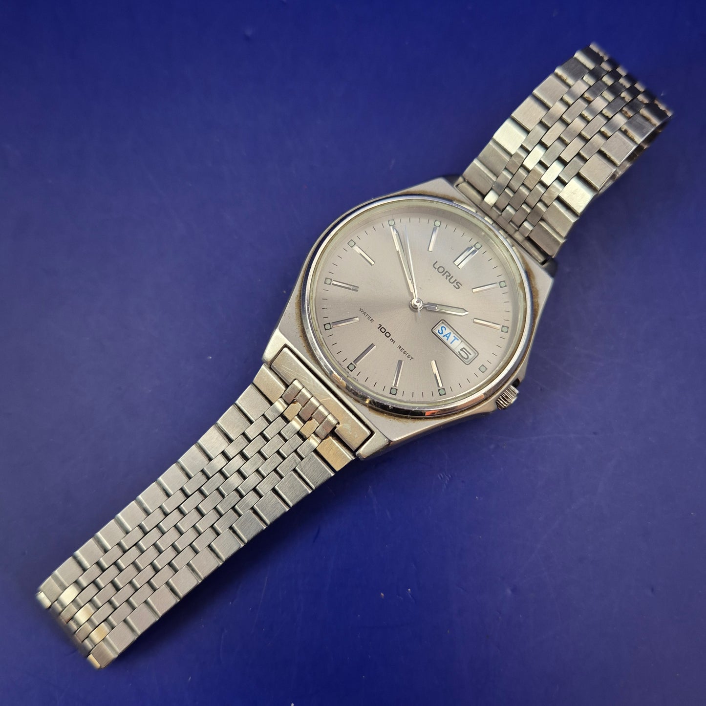 Klassische Lorus Herren Uhr – Silbernes Design mit Tag/Datum Anzeige