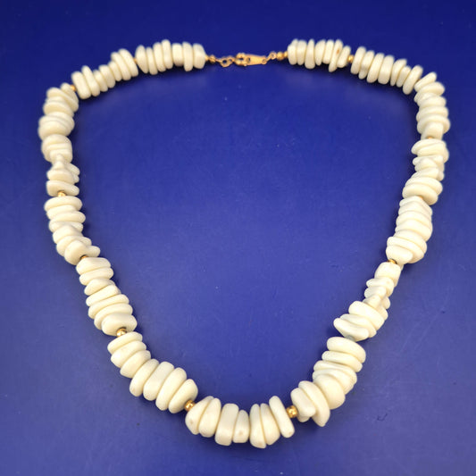 Elegante Statement Halskette mit weißen Steinperlen & Goldakzenten