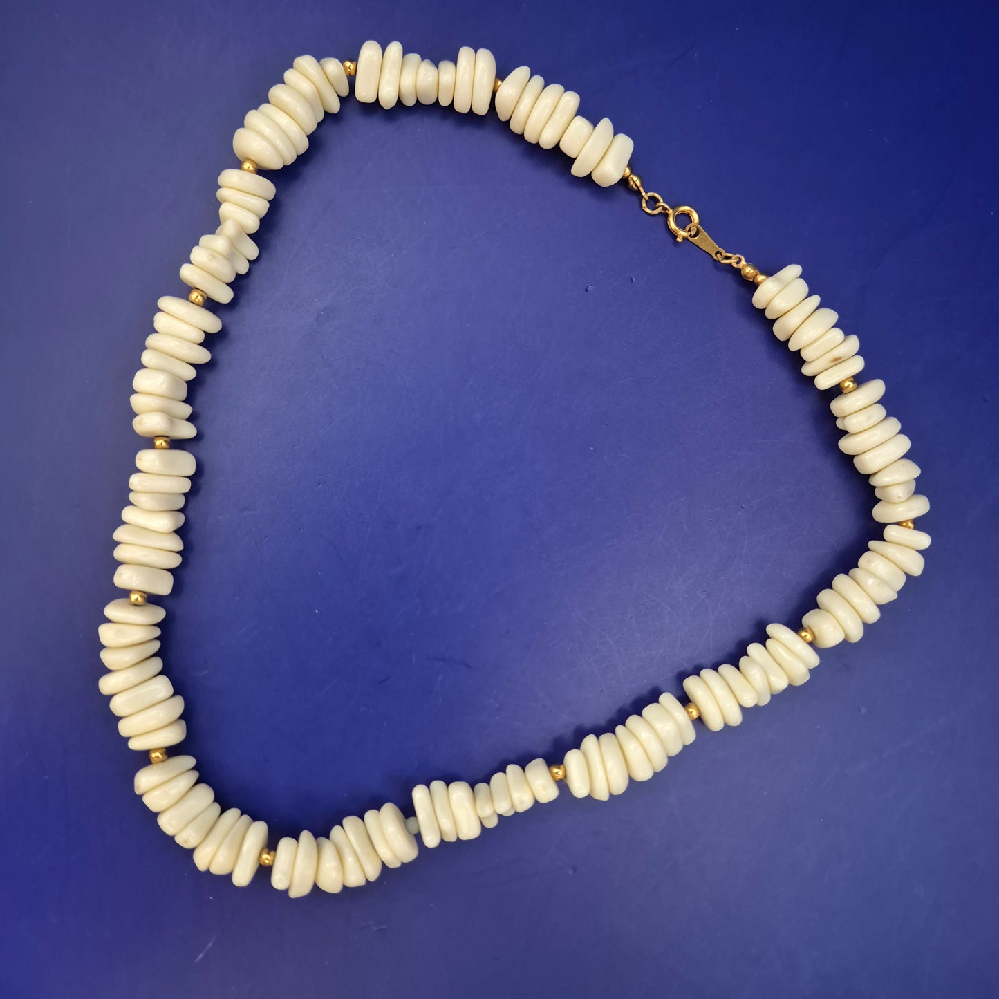 Elegante Statement Halskette mit weißen Steinperlen & Goldakzenten