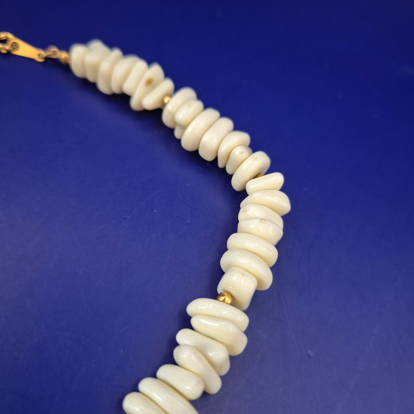 Elegante Statement Halskette mit weißen Steinperlen & Goldakzenten