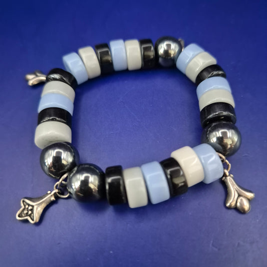 Modernes Perlen Armband mit Charms – Blau, Weiß & Hämatit-Optik