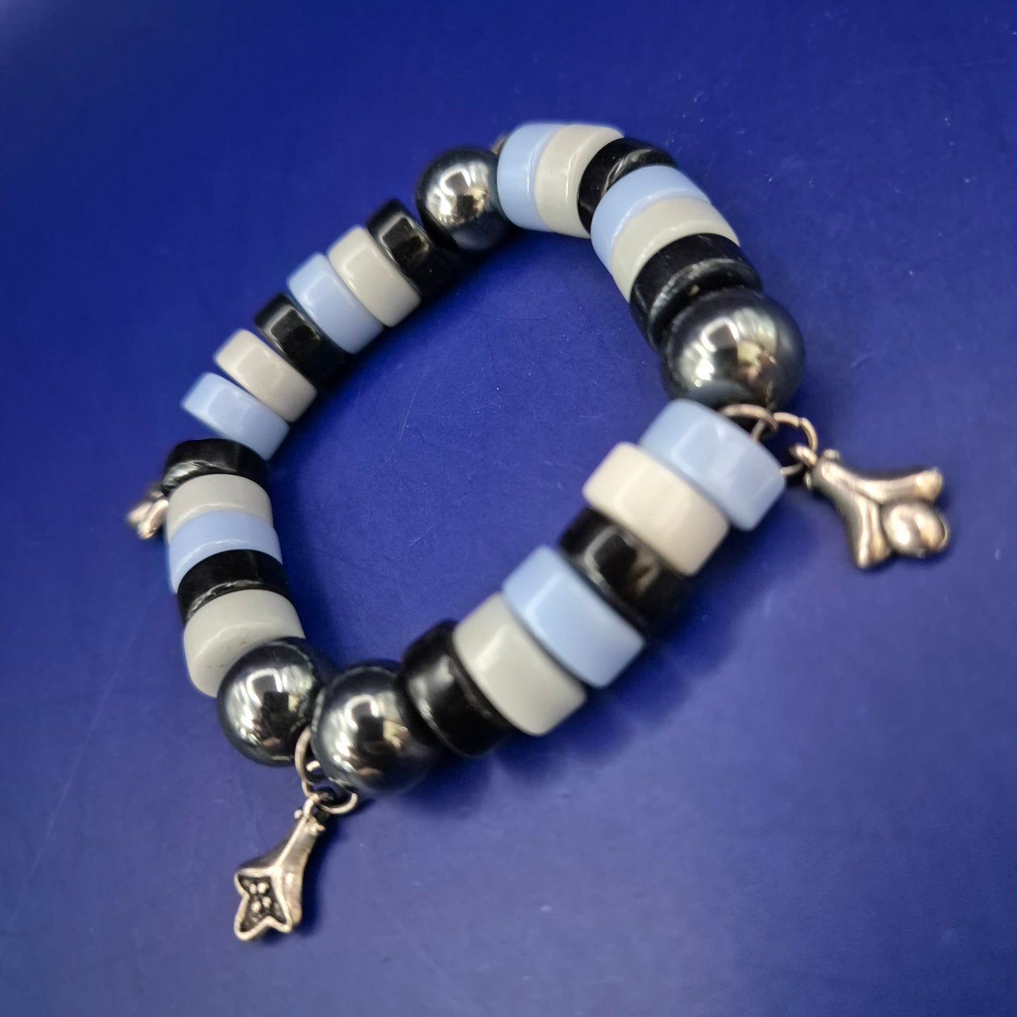 Modernes Perlen Armband mit Charms – Blau, Weiß & Hämatit-Optik