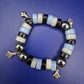 Modernes Perlen Armband mit Charms – Blau, Weiß & Hämatit-Optik