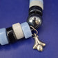 Modernes Perlen Armband mit Charms – Blau, Weiß & Hämatit-Optik