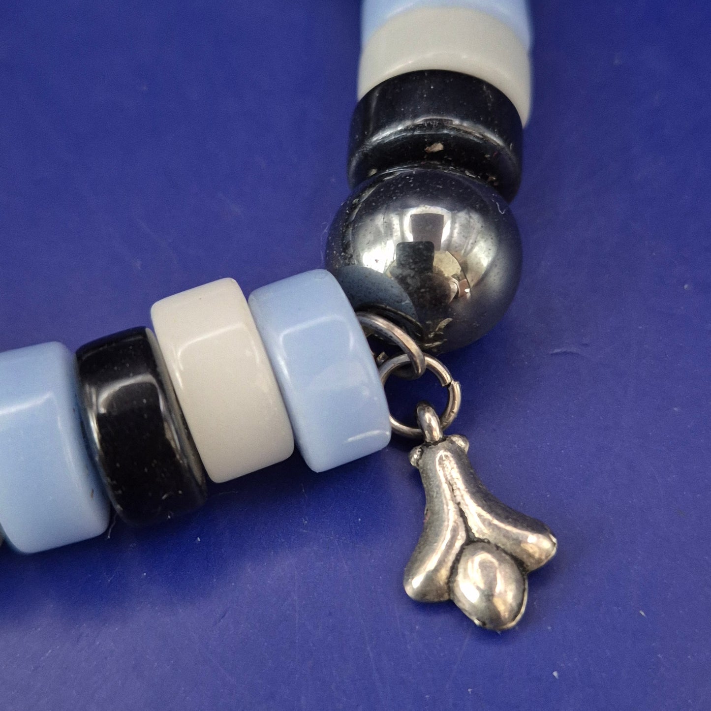 Modernes Perlen Armband mit Charms – Blau, Weiß & Hämatit-Optik