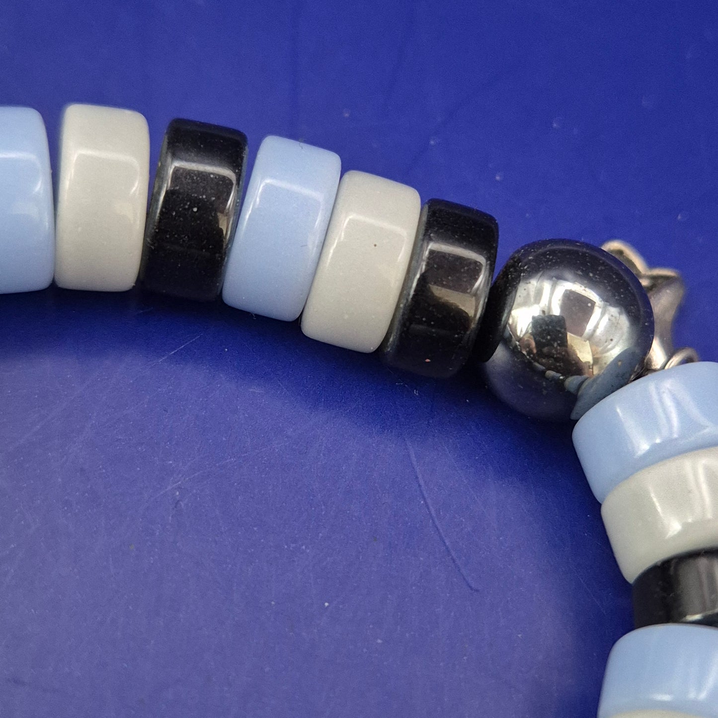 Modernes Perlen Armband mit Charms – Blau, Weiß & Hämatit-Optik