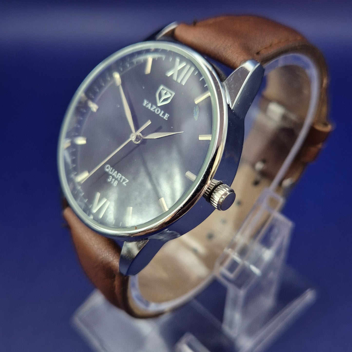 Modische Yazole Herren Uhr – Klassisches Design mit braunem Lederband