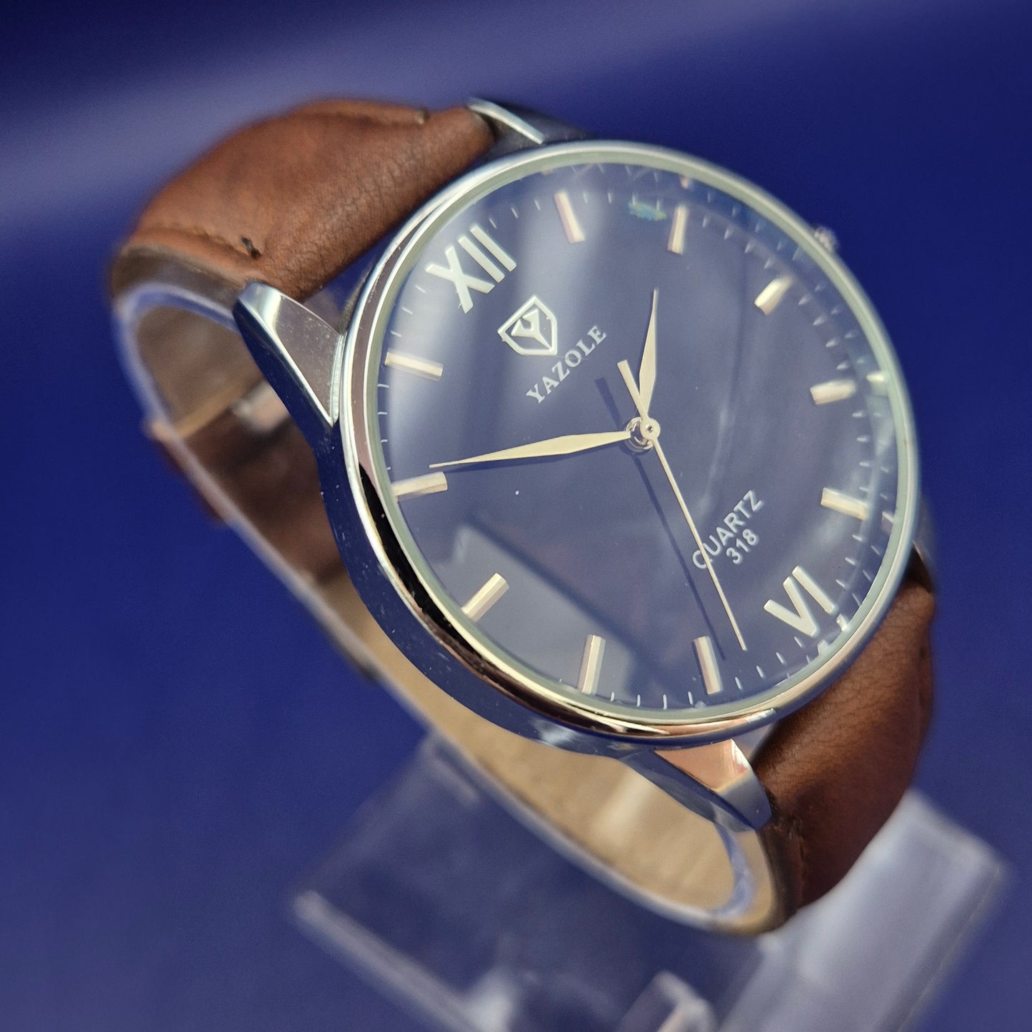 Modische Yazole Herren Uhr – Klassisches Design mit braunem Lederband