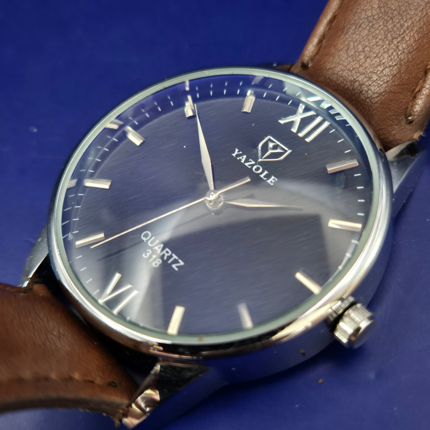 Modische Yazole Herren Uhr – Klassisches Design mit braunem Lederband
