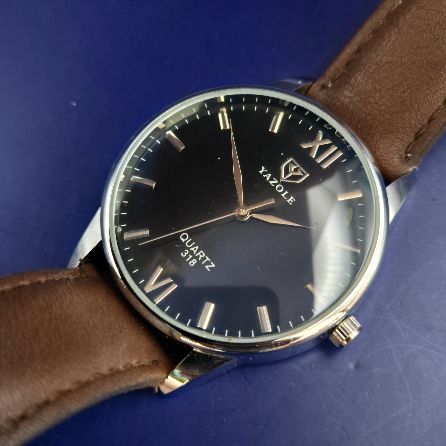 Modische Yazole Herren Uhr – Klassisches Design mit braunem Lederband