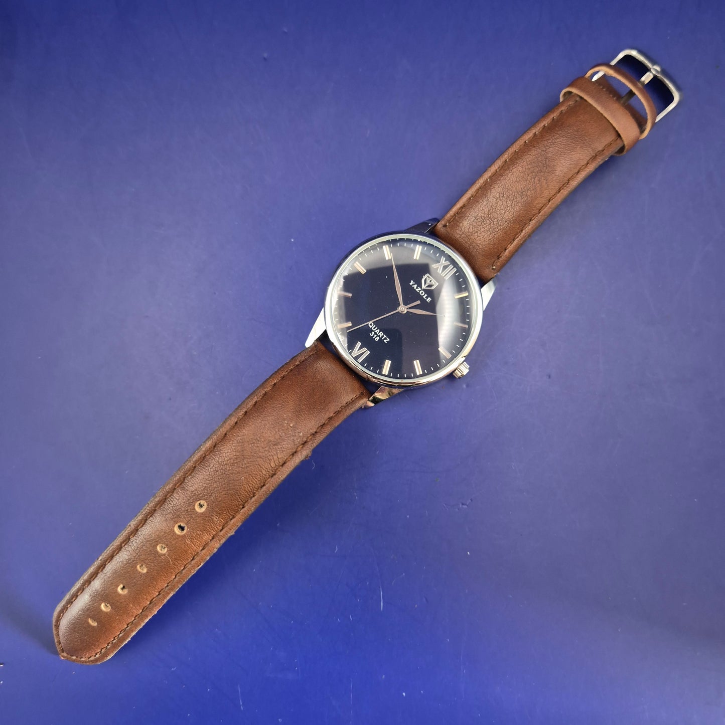 Modische Yazole Herren Uhr – Klassisches Design mit braunem Lederband