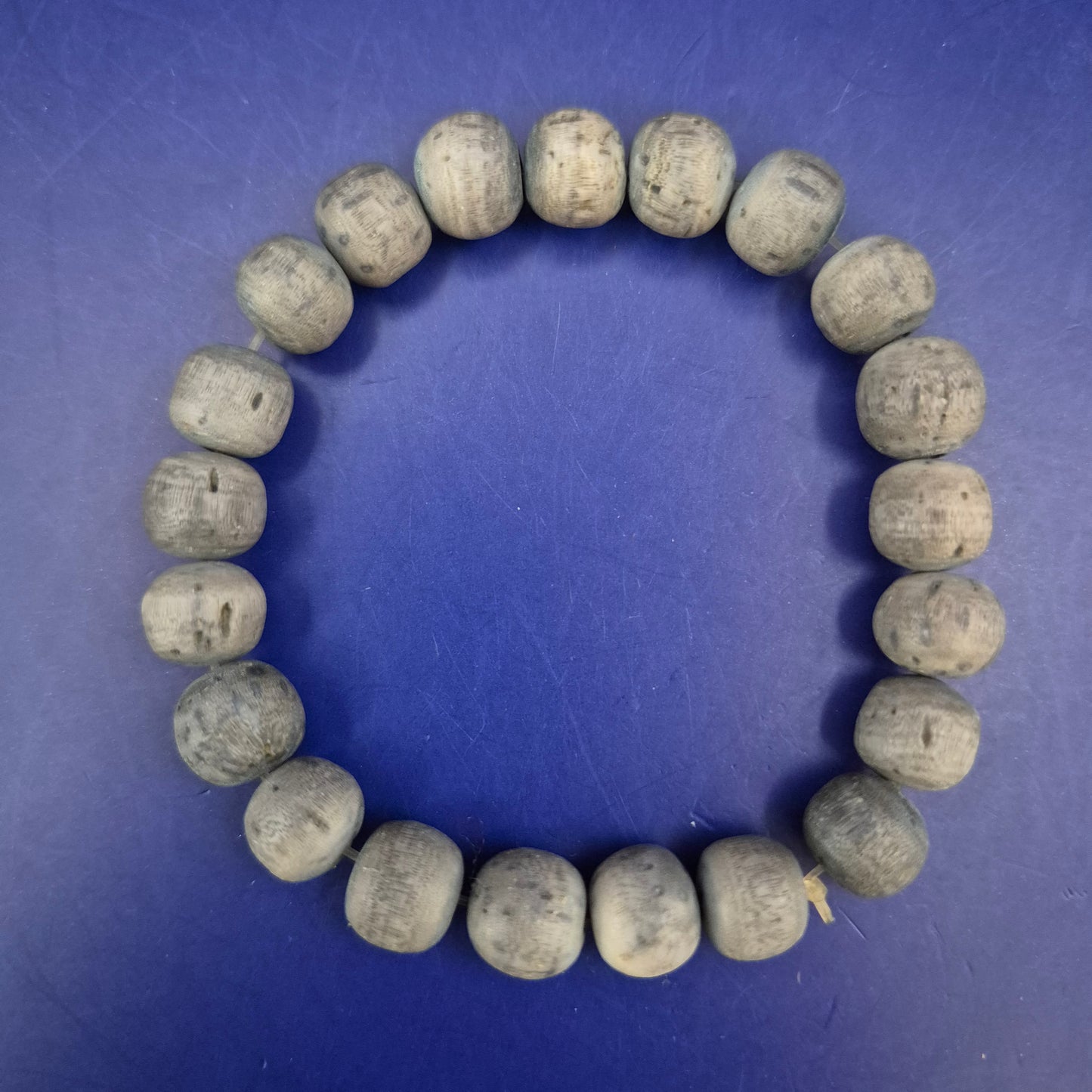 Rustikales Holz Perlen Armband – Natürlicher Look in Grau-Beige