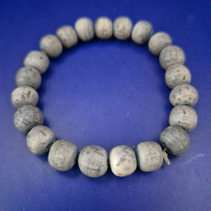Rustikales Holz Perlen Armband – Natürlicher Look in Grau-Beige