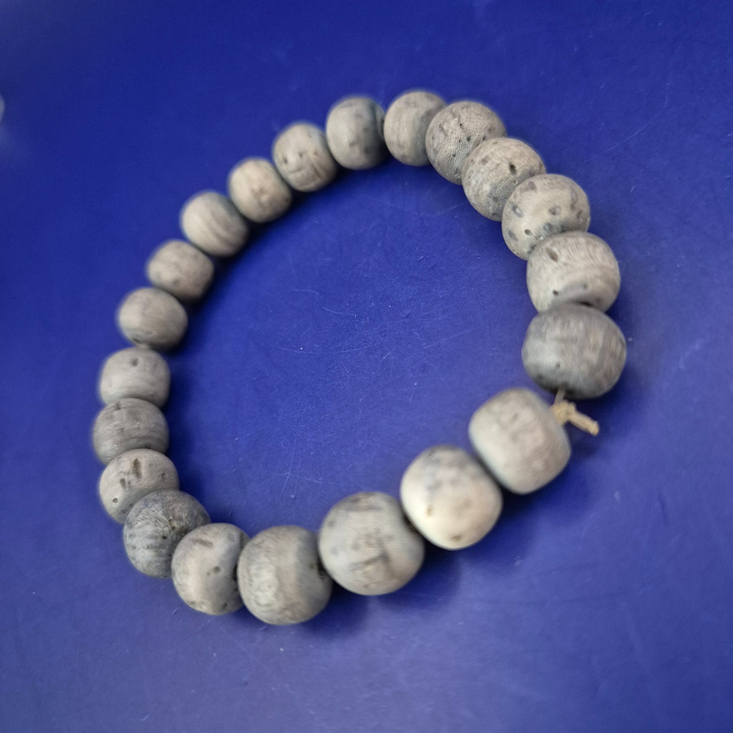 Rustikales Holz Perlen Armband – Natürlicher Look in Grau-Beige