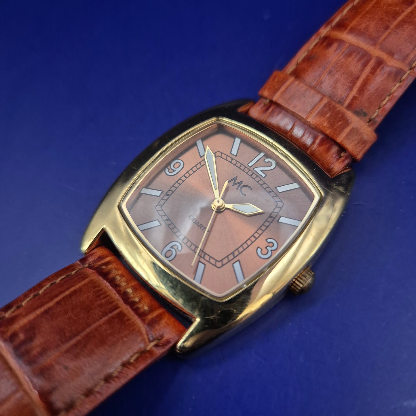 Stilvolle MC Herren Uhr – Elegantes Tonneau-Design in Braun & Gold