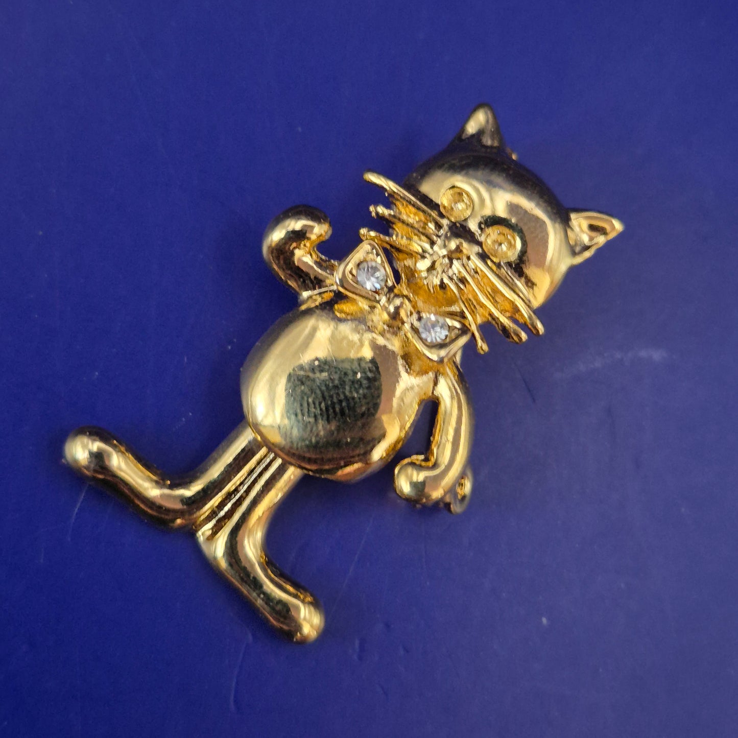Verspielte Katzen Brosche in Gold-Optik – Charmantes Accessoire