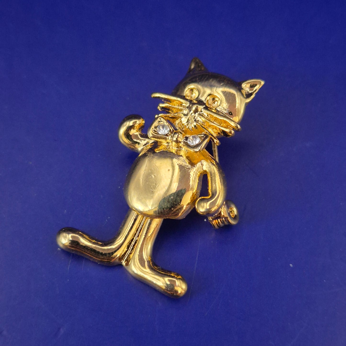Verspielte Katzen Brosche in Gold-Optik – Charmantes Accessoire
